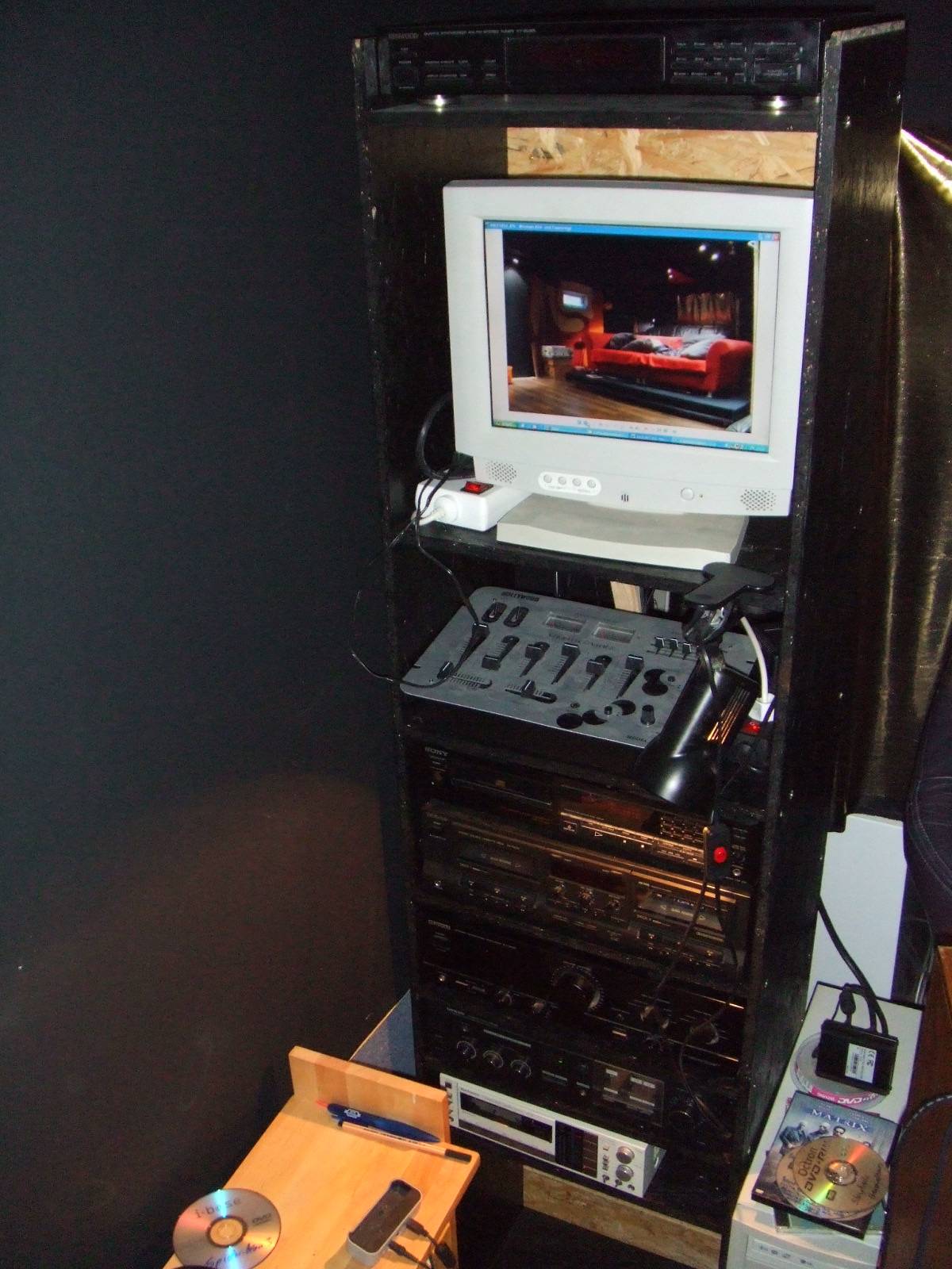 kino 0208 ger�terack.jpg