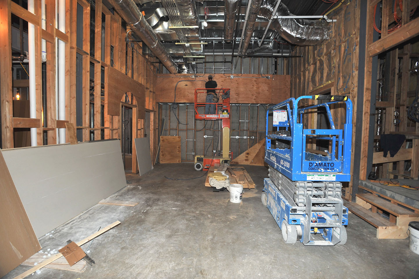 Lobby - May 15 - 09.jpg